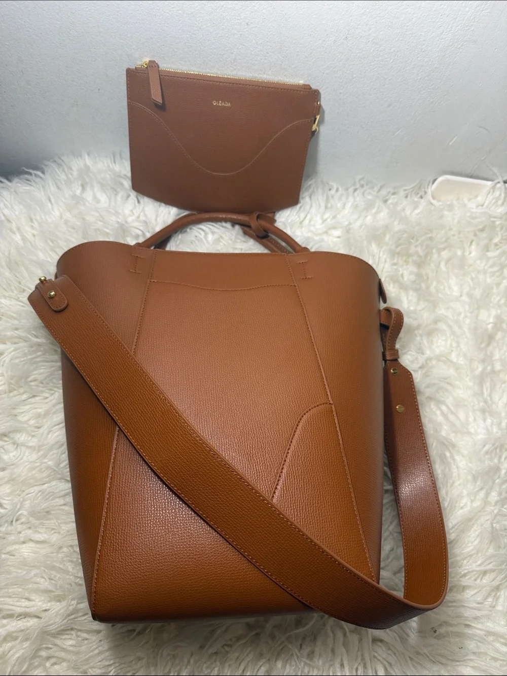 OLEADA Classic Tan Leather Shoulder Bag - Women Medium